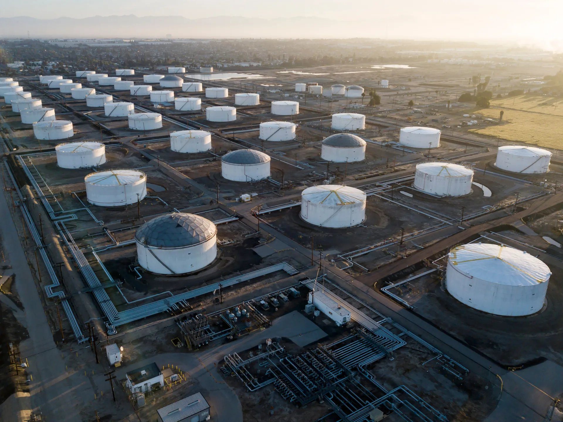 Industriële tankopslag bij zonsondergang